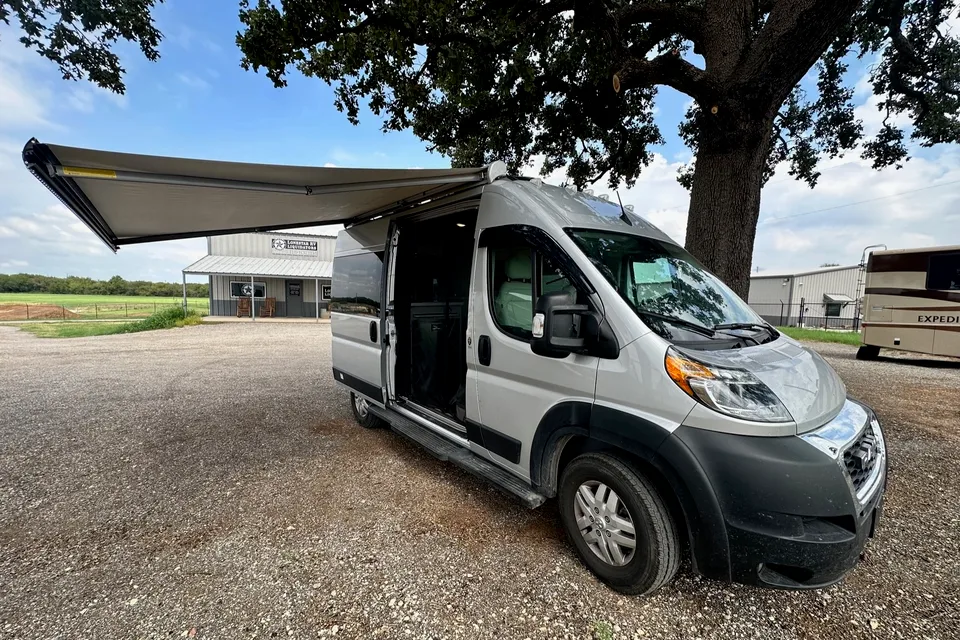 Monica's Thor Motor Coach Rize 18M Class B