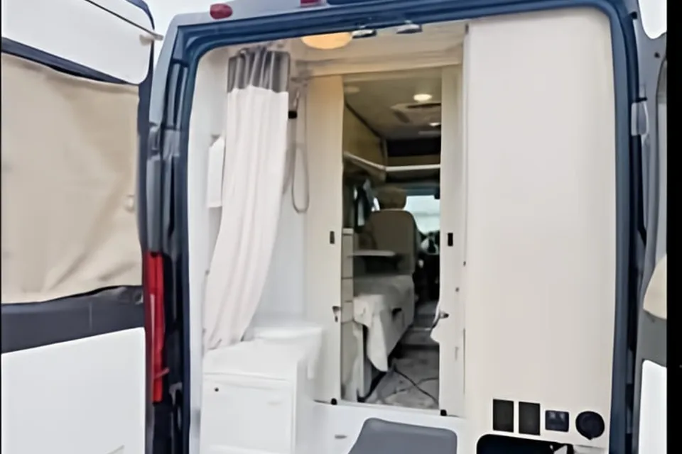 Monica's Thor Motor Coach Rize 18M Class B