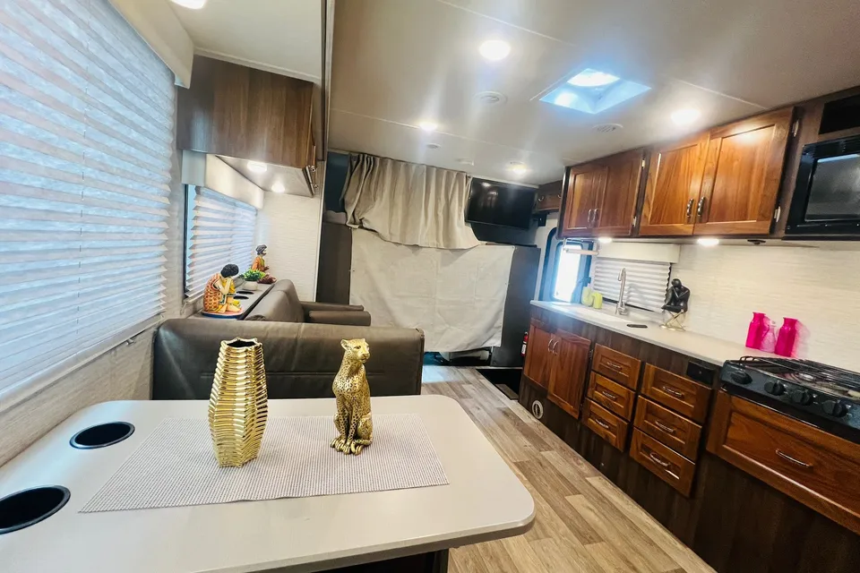 COVENIENT & EASY TO DRIVE Winnebago OUTLOOK Class C