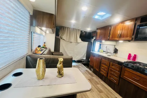 COVENIENT & EASY TO DRIVE Winnebago OUTLOOK Class C
