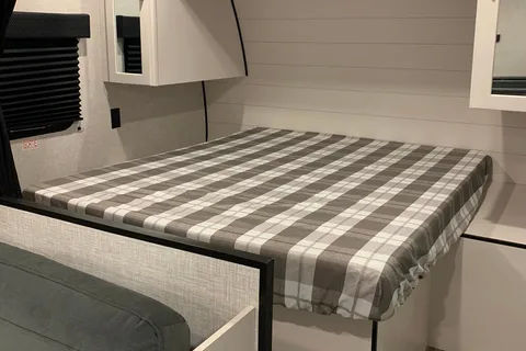 Family Friendly! 2025 Jayco 260bh Travel Trailer With Solar!