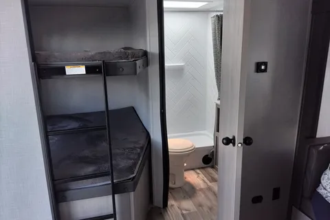 The great outdoors Coleman 2755BH Travel Trailer