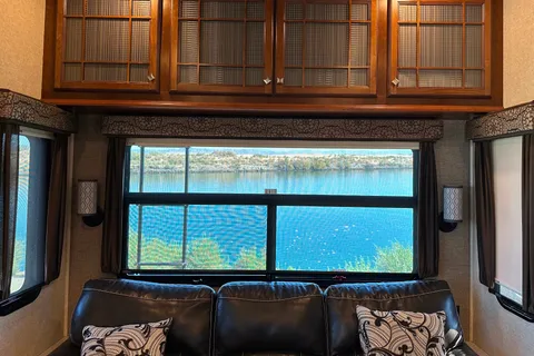 Clean and comfortable. Fully stocked kitchen. Heartland Bighorn Fifth Wheel 40' - Delivery only