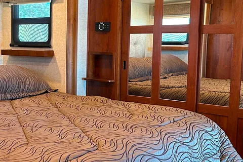 Clean and comfortable. Fully stocked kitchen. Heartland Bighorn Fifth Wheel 40' - Delivery only