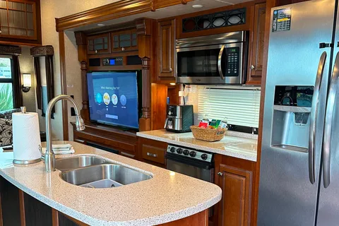 Clean and comfortable. Fully stocked kitchen. Heartland Bighorn Fifth Wheel 40' - Delivery only