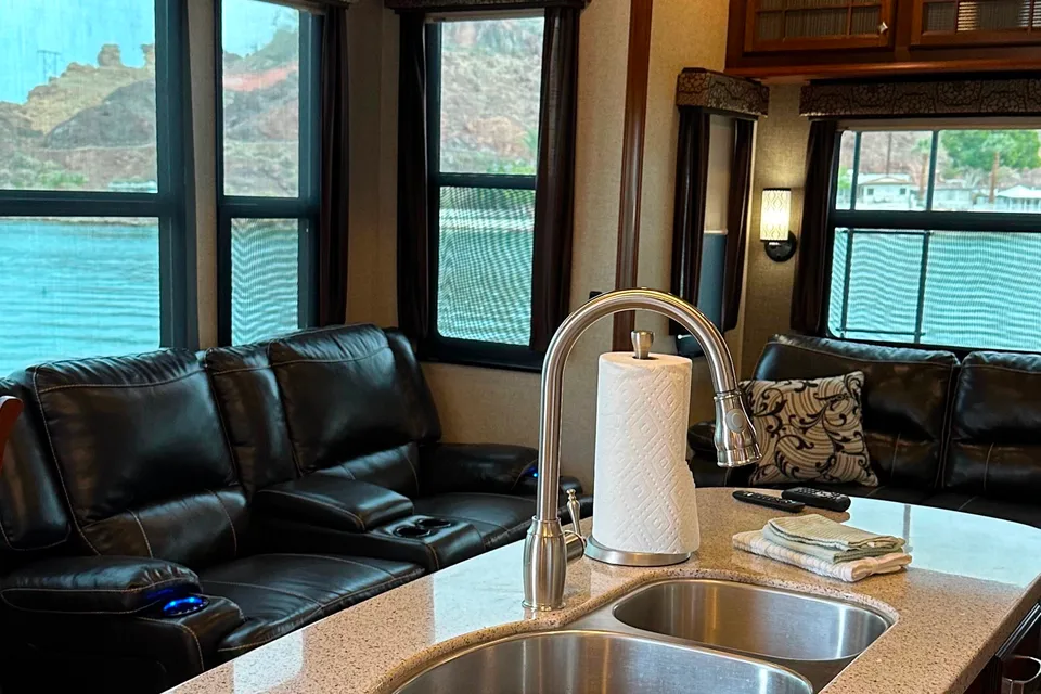 Clean and comfortable. Fully stocked kitchen. Heartland Bighorn Fifth Wheel 40' - Delivery only