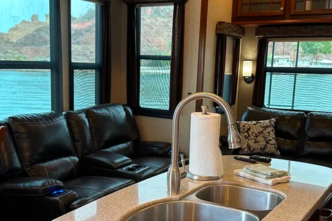 Clean and comfortable. Fully stocked kitchen. Heartland Bighorn Fifth Wheel 40' - Delivery only