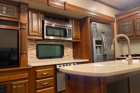Clean and comfortable. Fully stocked kitchen. Heartland Bighorn Fifth Wheel 40' - Delivery only