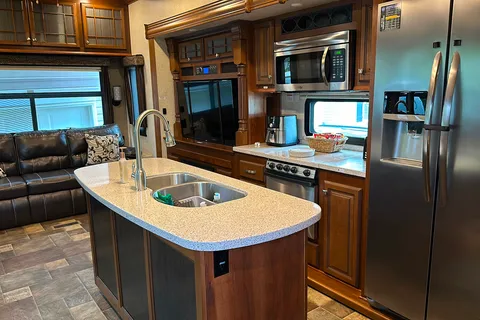 Clean and comfortable. Fully stocked kitchen. Heartland Bighorn Fifth Wheel 40' - Delivery only