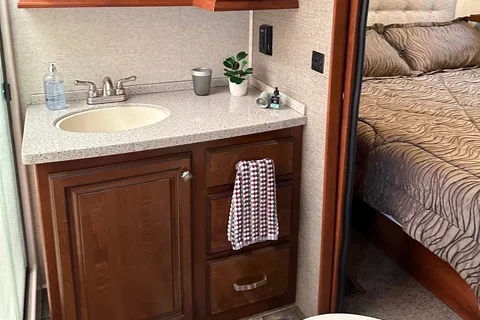 Clean and comfortable. Fully stocked kitchen. Heartland Bighorn Fifth Wheel 40' - Delivery only