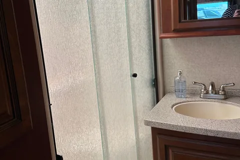 Clean and comfortable. Fully stocked kitchen. Heartland Bighorn Fifth Wheel 40' - Delivery only