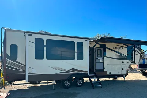 Clean and comfortable. Fully stocked kitchen. Heartland Bighorn Fifth Wheel 40' - Delivery only