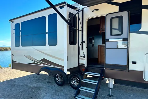 Clean and comfortable. Fully stocked kitchen. Heartland Bighorn Fifth Wheel 40' - Delivery only