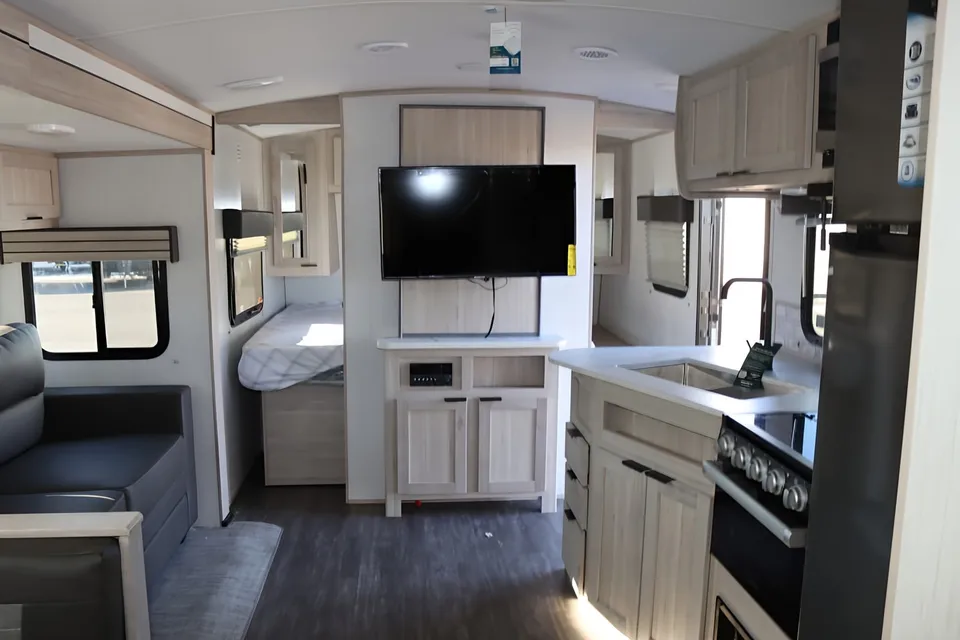 Better Days  Shadow Cruiser  280QBS Travel Trailer