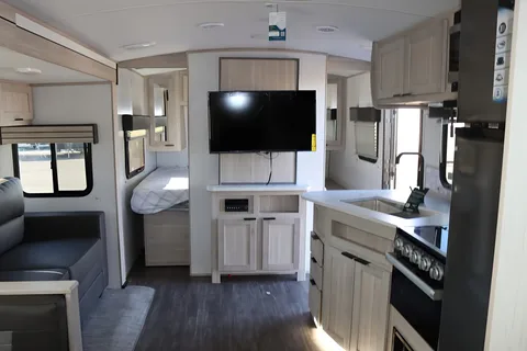 Better Days  Shadow Cruiser  280QBS Travel Trailer