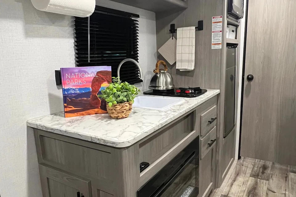 Alex's Coleman 17b Travel Trailer