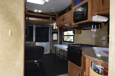 TRAVEL TRAILER or TOYHAULER you decide?