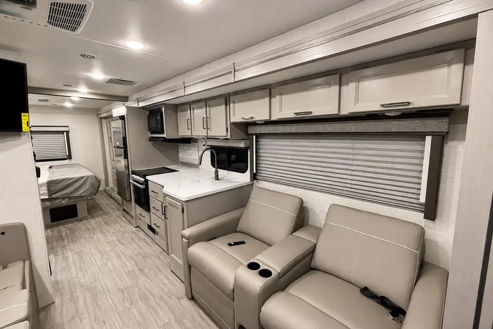 fischer's Thor Motor Coach 29D Class A