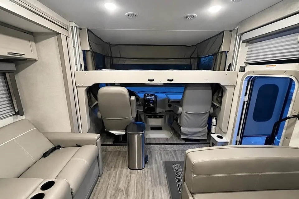 fischer's Thor Motor Coach 29D Class A
