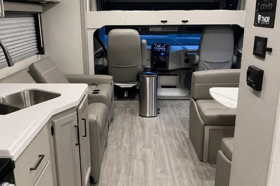fischer's Thor Motor Coach 29D Class A