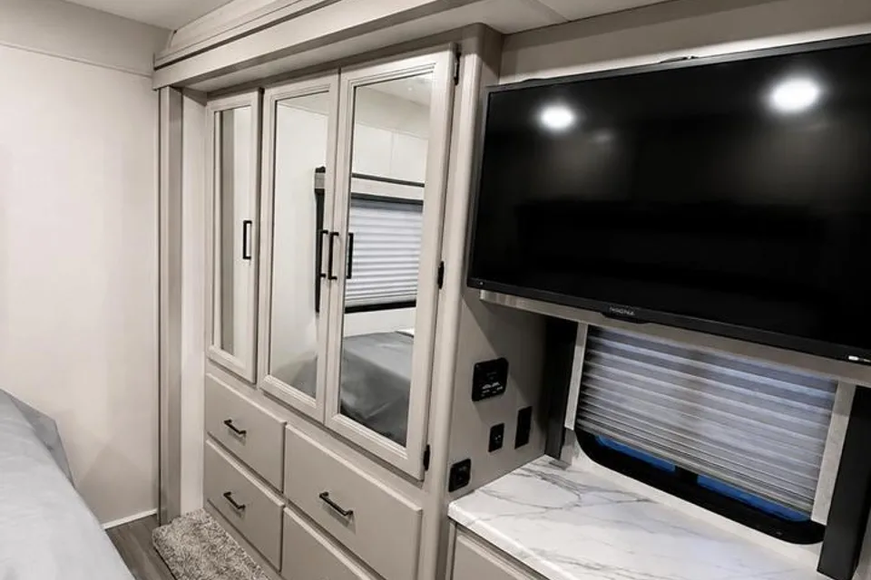fischer's Thor Motor Coach 29D Class A