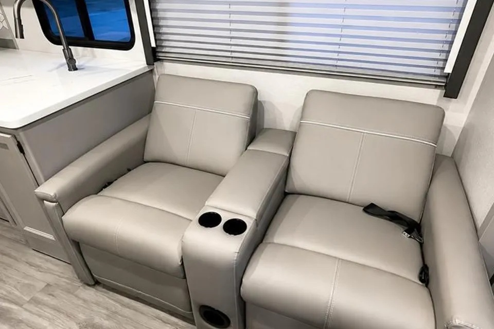 fischer's Thor Motor Coach 29D Class A