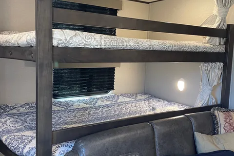Fireside RV Memory Maker – Family Bunkhouse