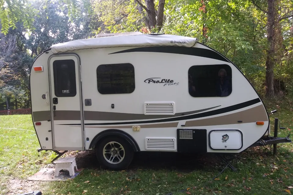 Cozy 2014 Prolite Plus S Travel Trailer - Light Weight!