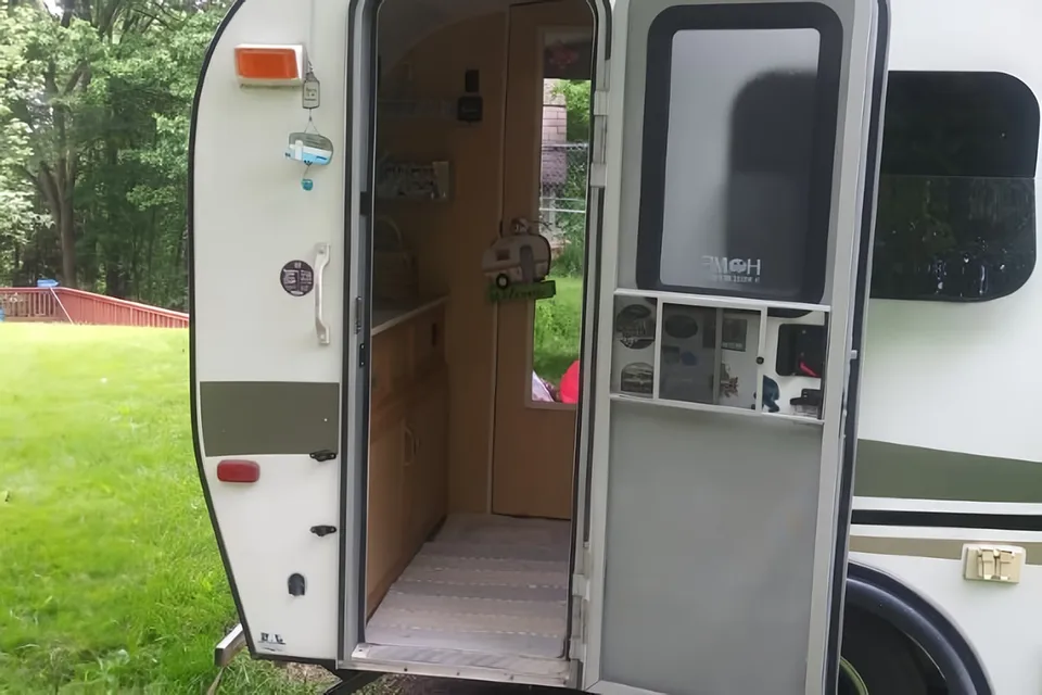 Cozy 2014 Prolite Plus S Travel Trailer - Light Weight!