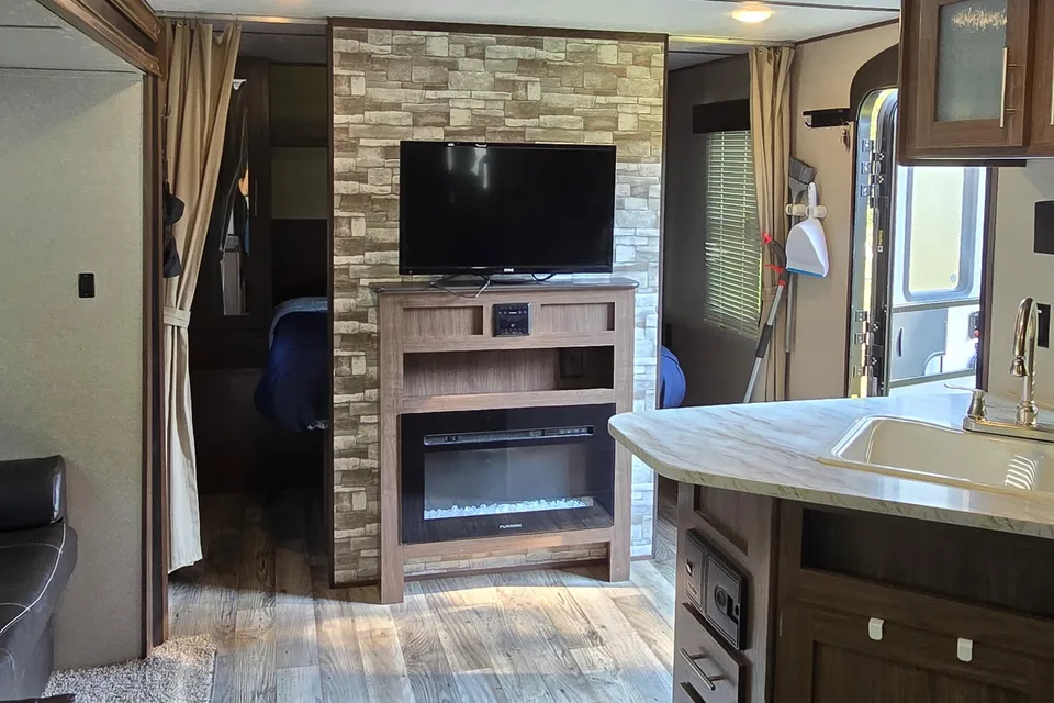 Caleb 's Keystone 26’ Hideout Travel Trailer