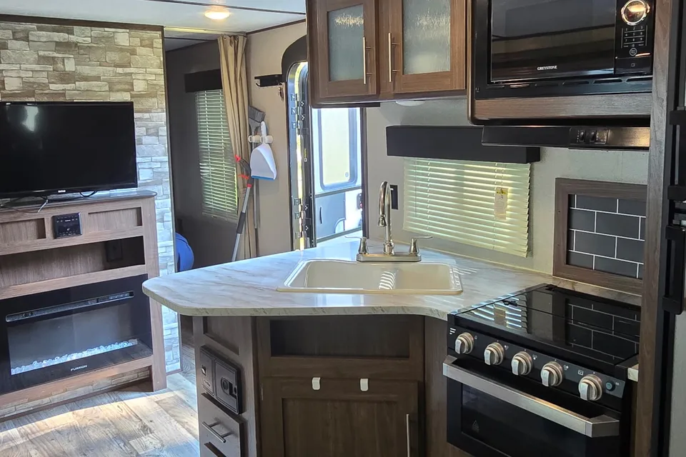 Caleb 's Keystone 26’ Hideout Travel Trailer