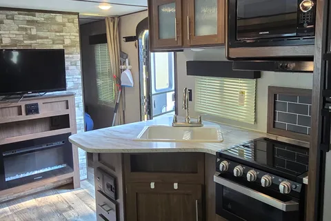 Caleb 's Keystone 26’ Hideout Travel Trailer