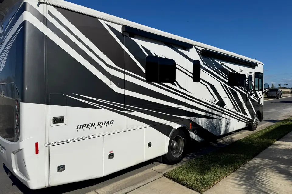 2025 Tiffin Allegro 36UA • Bunks + King • Free Starlink • Delivery