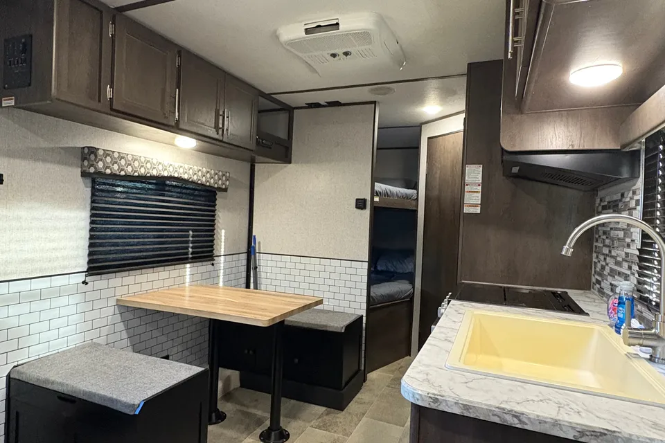 Danielle's Coleman Lantern 28ft Trailer