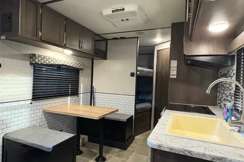 Danielle's Coleman Lantern 28ft Trailer