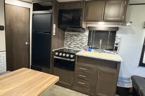 Danielle's Coleman Lantern 28ft Trailer