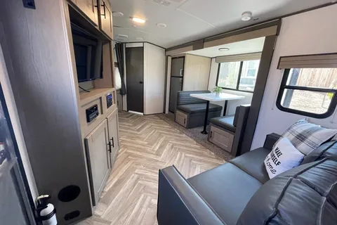 Beautiful Shadow Cruiser Travel Trailer w/bunk beds