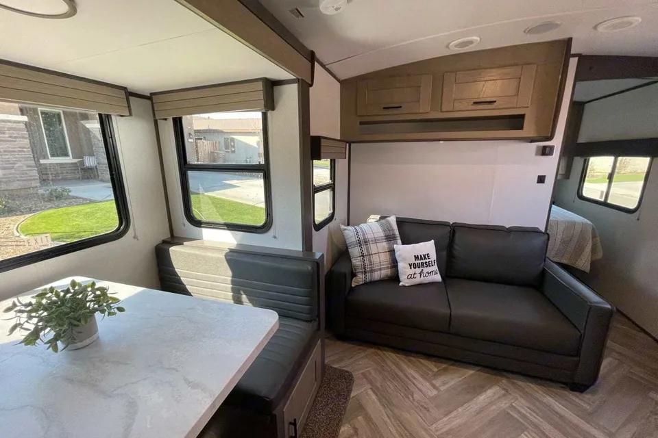 Beautiful Shadow Cruiser Travel Trailer w/bunk beds