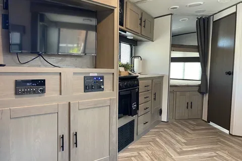 Beautiful Shadow Cruiser Travel Trailer w/bunk beds