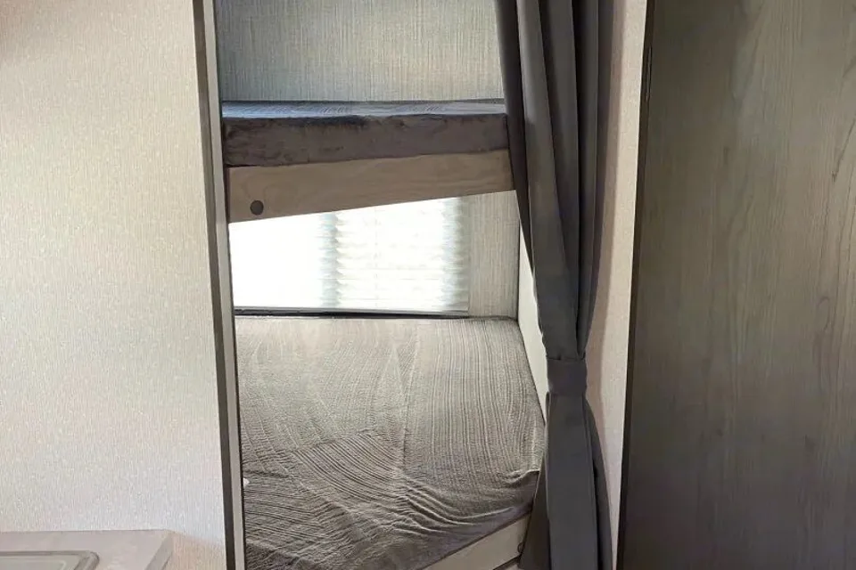 Beautiful Shadow Cruiser Travel Trailer w/bunk beds