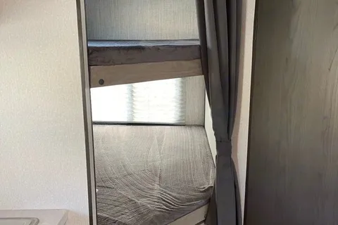 Beautiful Shadow Cruiser Travel Trailer w/bunk beds