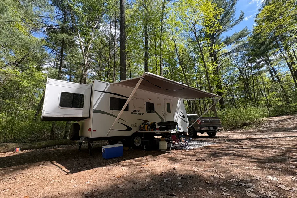 Lindsay's R-Vision Max Sport 25’ Travel Trailer