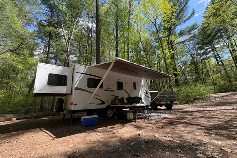 Lindsay's R-Vision Max Sport 25’ Travel Trailer