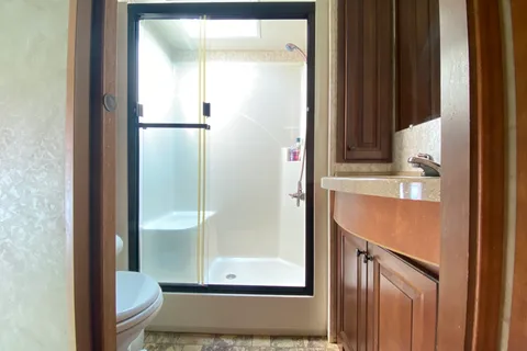 Spacious-4 extensions, Vaulted Ceiling 2 Bth -Full size shower, 2 Entrances, AC, Fireplace, 2 TV