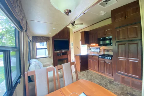 Spacious-4 extensions, Vaulted Ceiling 2 Bth -Full size shower, 2 Entrances, AC, Fireplace, 2 TV