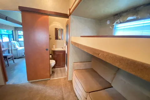 Spacious-4 extensions, Vaulted Ceiling 2 Bth -Full size shower, 2 Entrances, AC, Fireplace, 2 TV