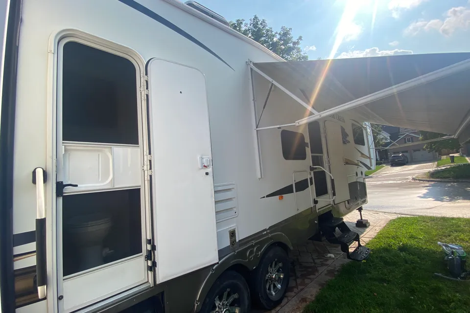 Luxurious, Cathedral Ceiling, Full size shower, 2 Washrooms, 2 Entrance, AC, Fireplace, Guest B/R