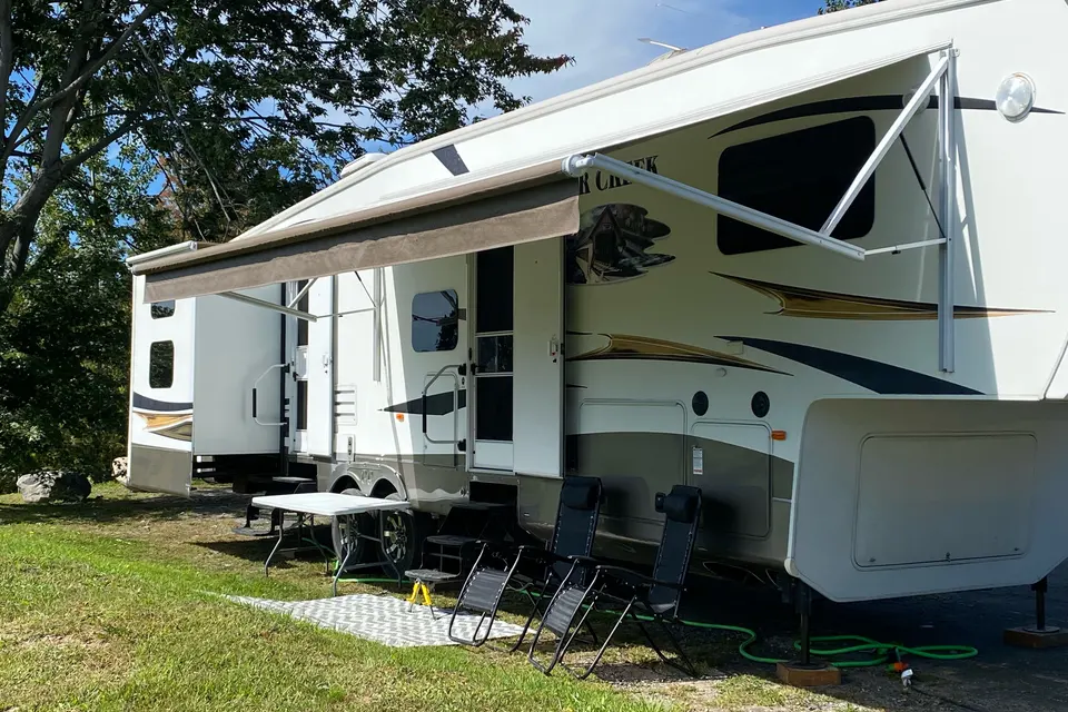 Fall Comfort: Built-in fireplace, heating system, spacious, Vaulted Ceiling, Full size shower