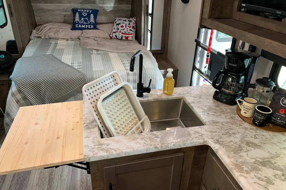 HORN’S HIDEAWAY KZ Connect SE Travel Trailer