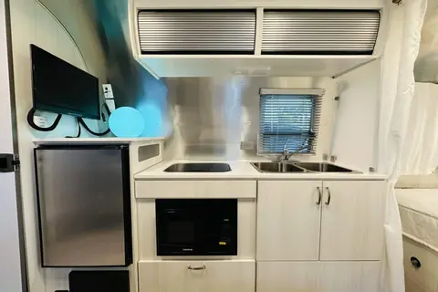Magnolia 3 Airstream 22ft Bambi Sport **FULLY LOADED**